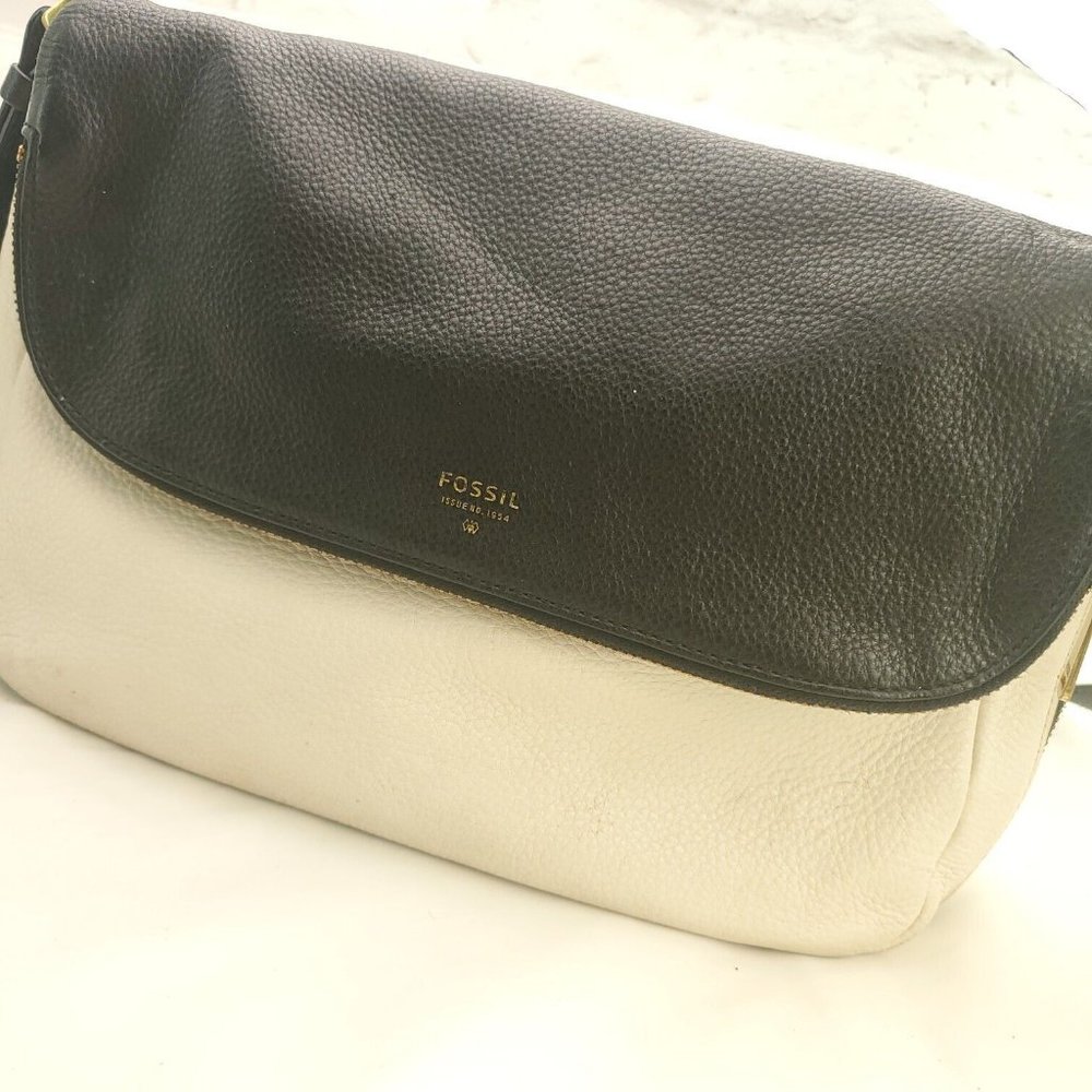 Fossil Womens Black White Leather Flap Pockets Zip Around Crossbody Bag